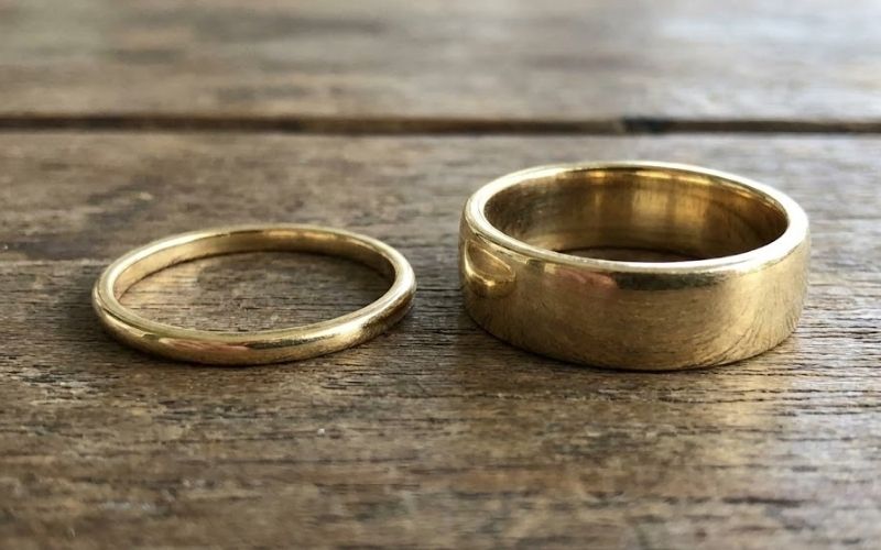  Nhẫn cưới bản rộng nên chọn size nhỉnh hơn khoảng 0,5 đến 1 size