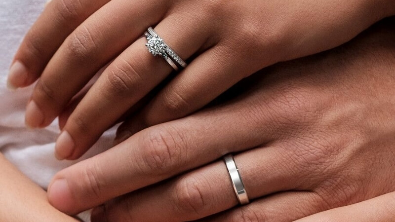 Chiếc nhẫn cưới đóng vai trò như một tín vật nhắc nhở vợ chồng luôn đồng hành cùng nhau