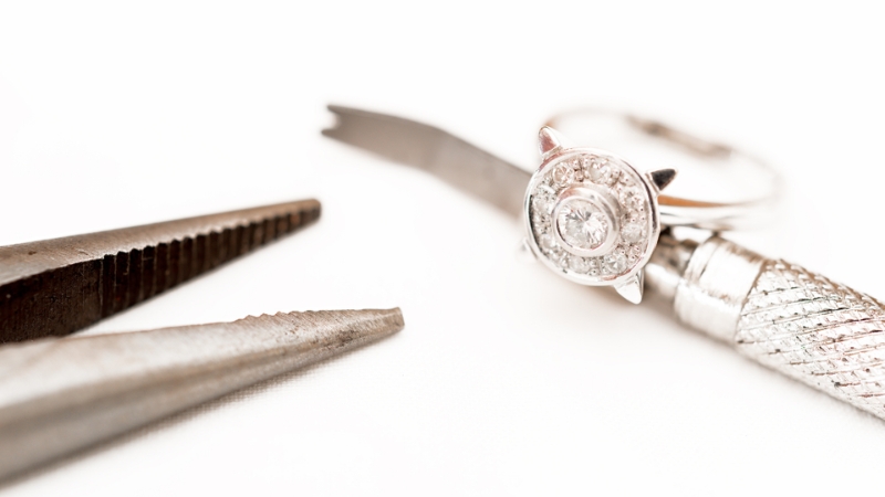 Thay vì bán, bạn có thể tân trang, làm mới chiếc nhẫn cưới để tiếp tục sử dụng