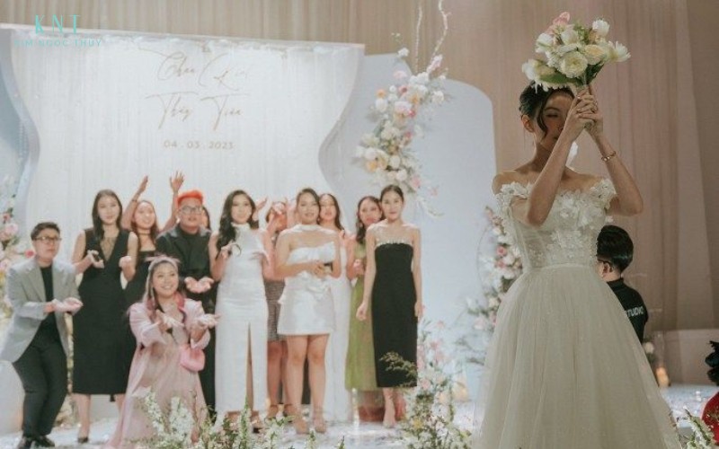 Cô dâu tung hoa cưới về phía bạn bè chưa kết hôn, tạo khoảnh khắc vui tươi và gắn kết trong tiệc cưới hiện đại
