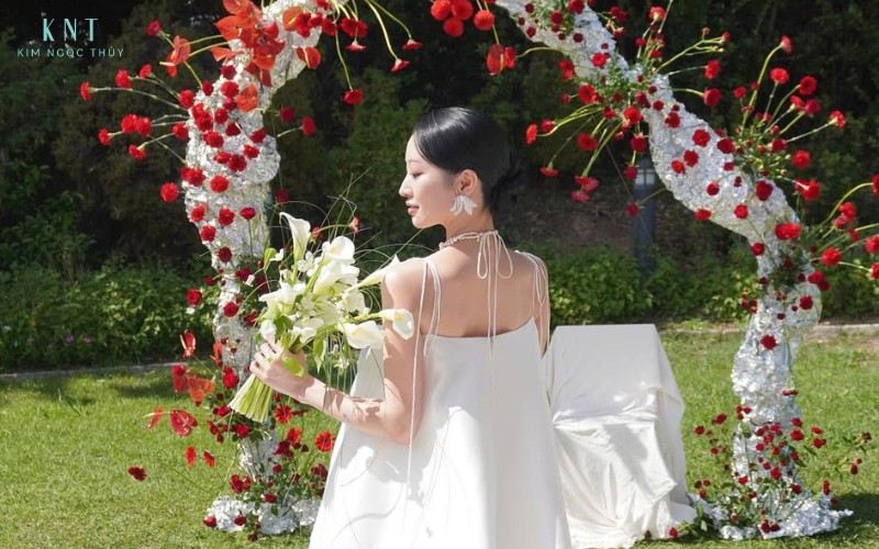 Người bắt được hoa cưới nhận lời chúc may mắn và niềm vui tinh thần