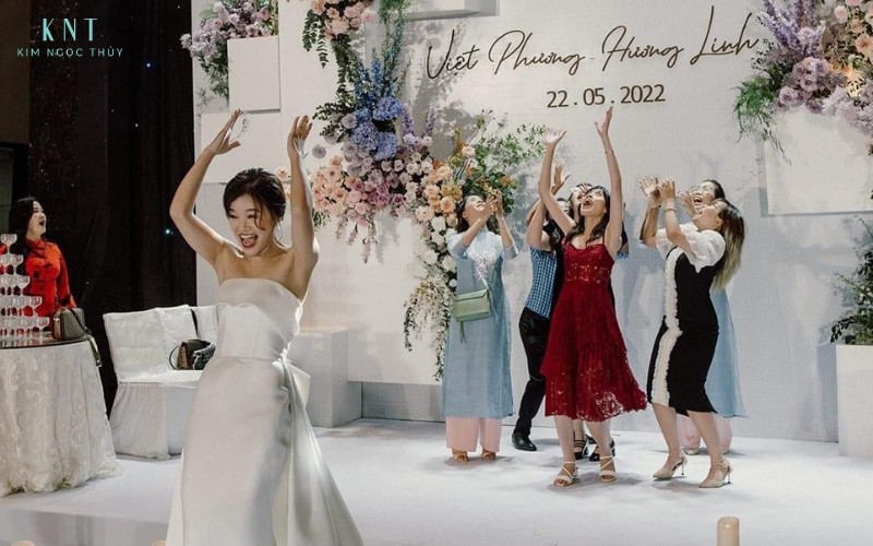 Các khách mời nữ độc thân cùng tham gia bắt hoa cưới tạo khoảnh khắc vui vẻ trong tiệc cưới