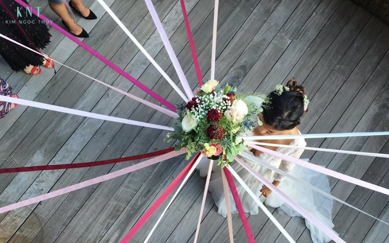 Nghi thức rút dây hoa cưới giúp chọn người nhận hoa theo cách nhẹ nhàng, gọn gàng và phù hợp với tiệc cưới hiện đại