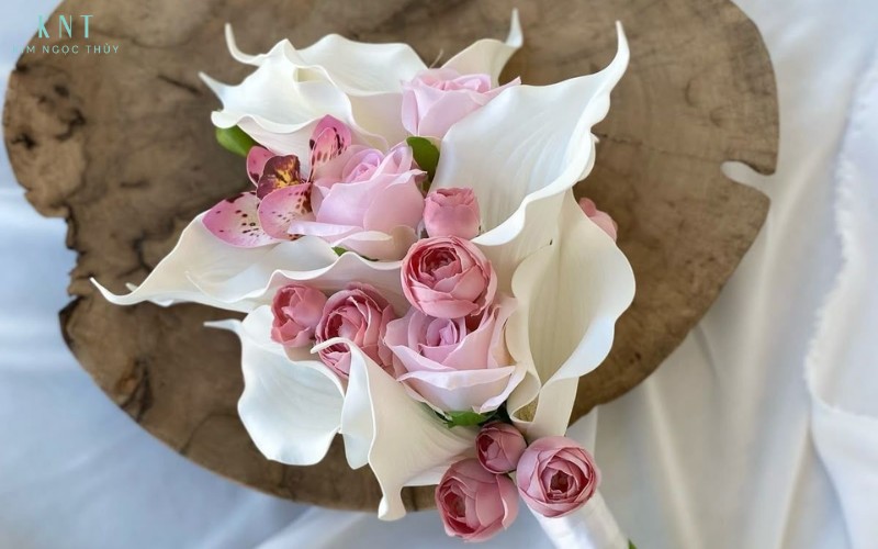 Bó hoa cưới sau khi được bắt có thể giữ làm kỷ niệm, cắm trang trí