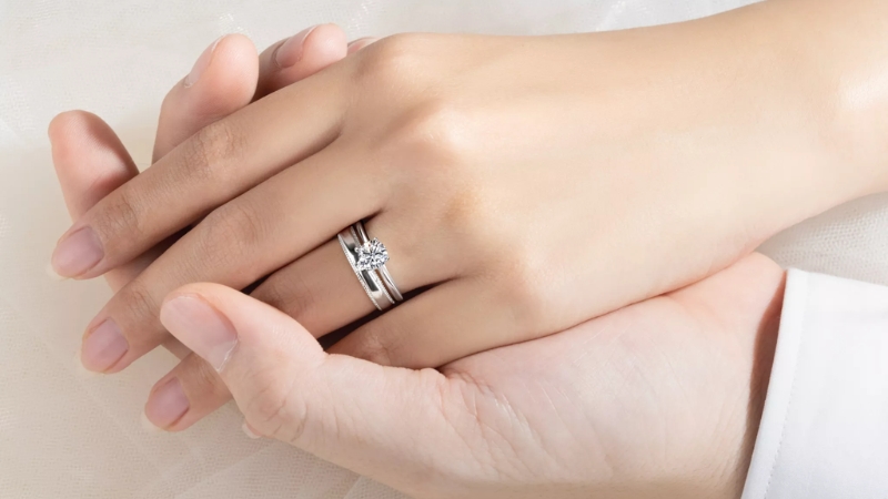 Bộ nhẫn thườn gồm một chiếc engagement ring cầu kỳ và một chiếc nhẫn cưới đơn giản