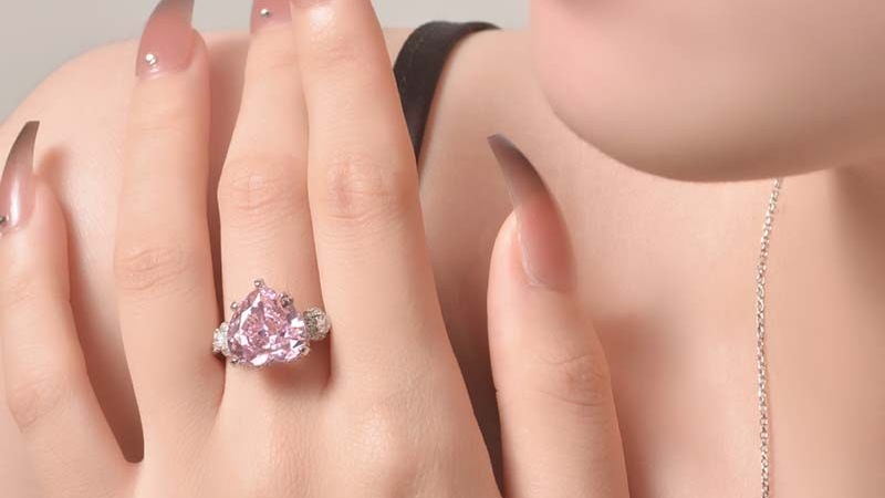 Nhẫn cầu hôn dùng đá tổng hợp về thiết kế gần như không khác nhẫn kim cương