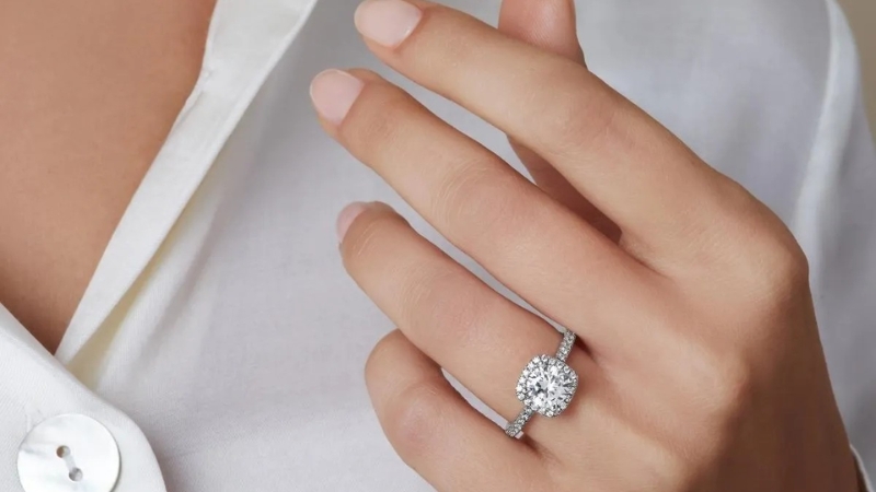 Da trắng hoặc trung tính thường dễ hợp với đa số màu kim loại
