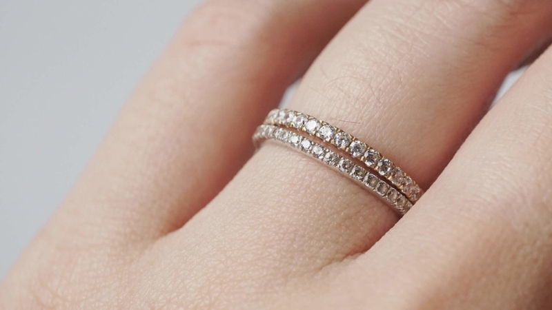 Nhẫn Pavé thường có thân nhẫn được đính nhiều viên đá nhỏ xếp sát nhau dọc theo thân nhẫn