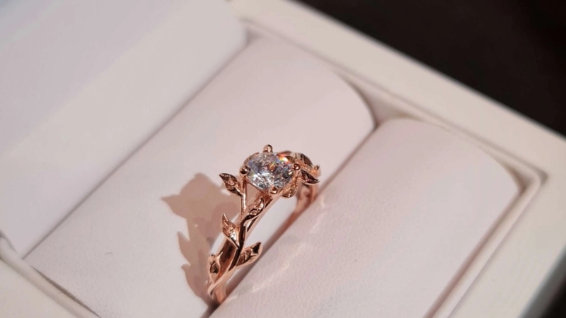 Nhẫn Vintage thường có phần thân và đai nhẫn được làm rất cầu kỳ