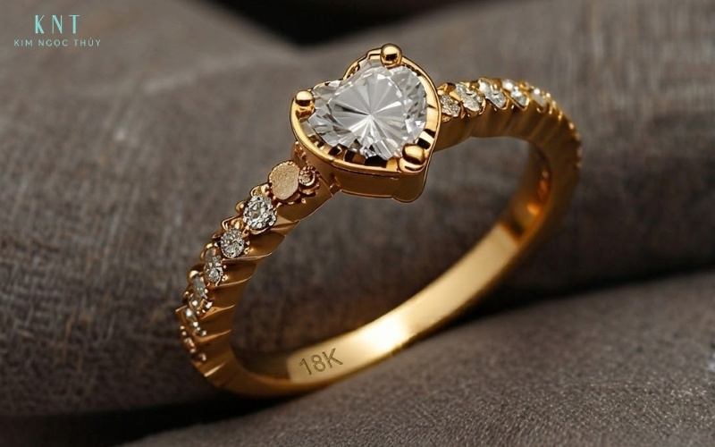 Ký hiệu 18k trên nhẫn xác nhận hàm lượng vàng thật, giúp người mua tránh nhầm lẫn với vàng mạ