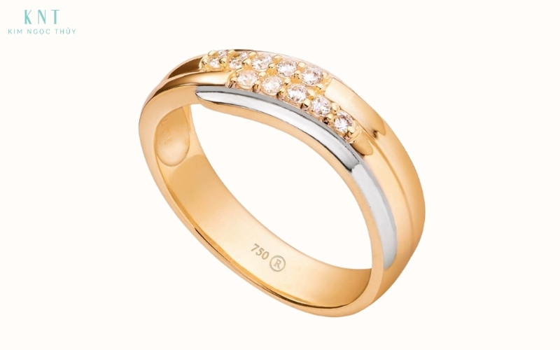 Ký hiệu 750 bên trong nhẫn cho biết sản phẩm làm từ vàng 18K với hàm lượng vàng nguyên chất