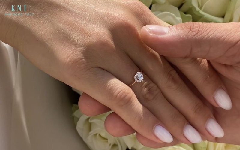 Bàn tay thon gọn, ánh sáng tự nhiên và hậu cảnh tinh tế giúp chiếc nhẫn đính hôn nổi bật đầy cảm xúc