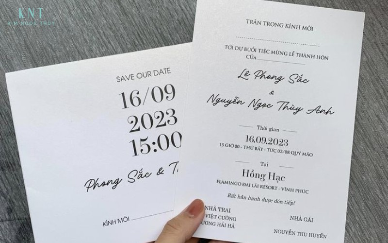 Thiệp cưới ghi đầy đủ thời gian, địa điểm và tên hai bên, thể hiện sự chỉn chu và tôn trọng khách mời