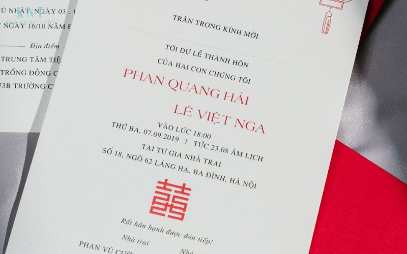 Thiệp cưới phong cách hiện đại, cô dâu, chú rể trực tiếp đứng tên mời với nội dung ngắn gọn