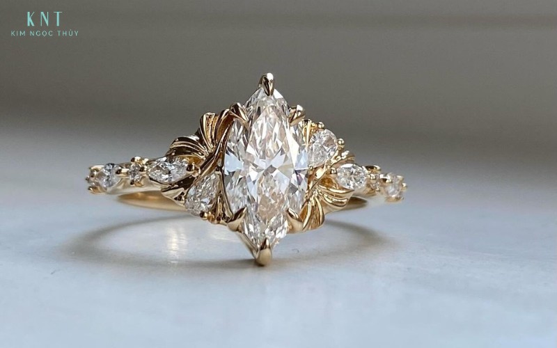 Nhẫn đính đá chi tiết nên mang ra tiệm để vệ sinh an toàn và giữ độ bền