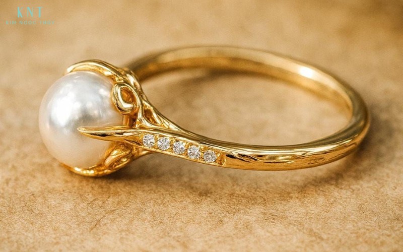 Trang sức gắn ngọc trai và đá nhỏ cần vệ sinh nhẹ nhàng, tránh ngâm lâu để giữ độ sáng và độ bền