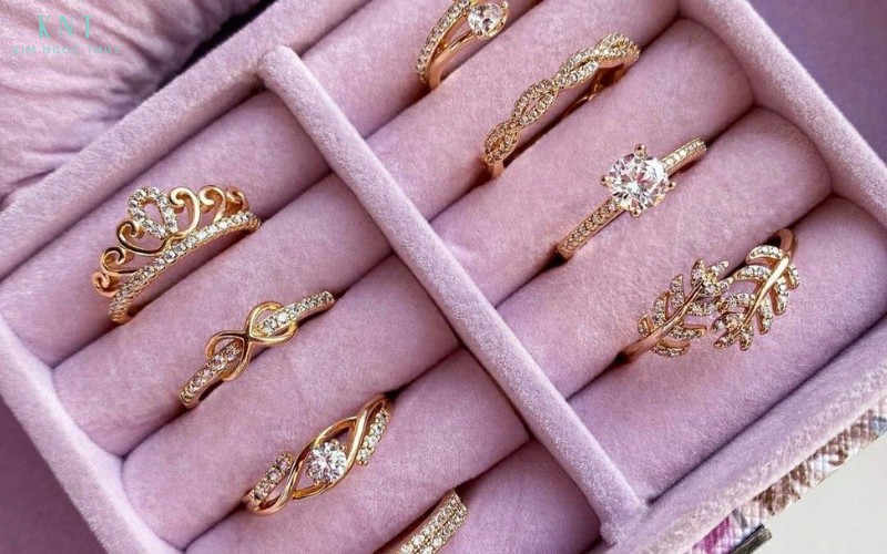 Trang sức vàng giữ được độ sáng lâu dài khi đeo đúng cách, cất riêng từng món và vệ sinh định kỳ