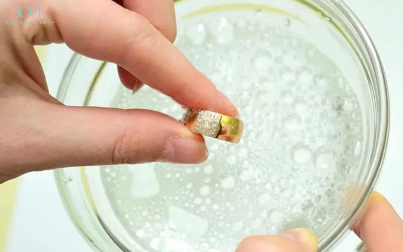 Tránh chà mạnh hoặc ngâm trang sức quá lâu trong dung dịch tẩy để không làm vàng bị xước và giảm độ bóng theo thời gian