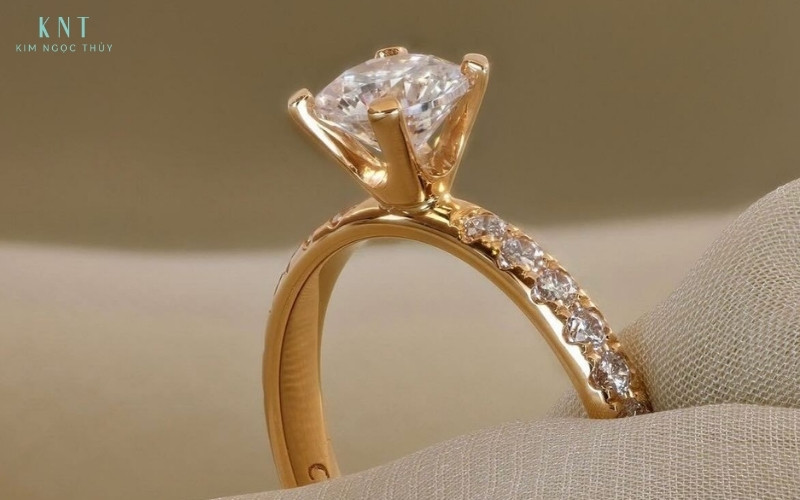 Nhẫn cầu hôn tượng trưng cho lời hứa gắn bó và khởi đầu hành trình hôn nhân