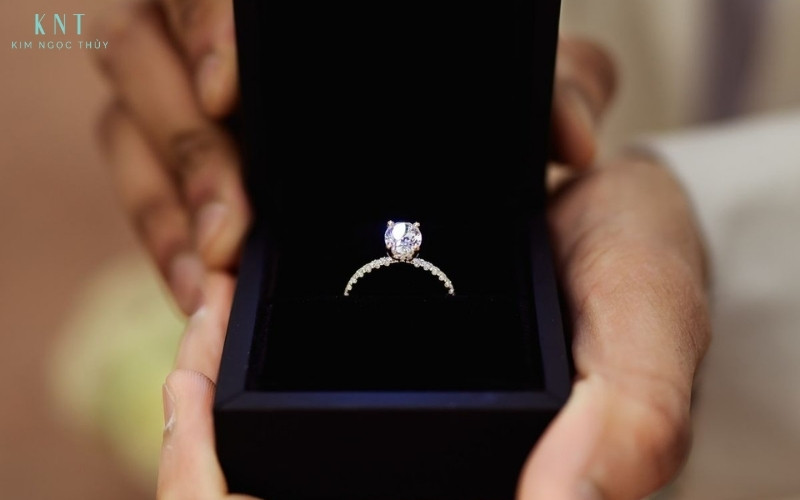 Chiếc nhẫn cầu hôn với viên kim cương nổi bật với thiết kế đơn giản, dễ đeo