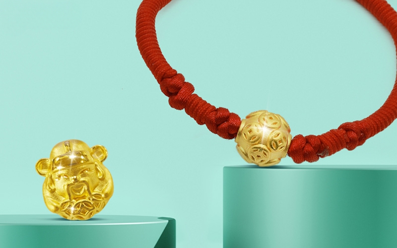 Charm vàng là những hạt trang sức được chế tác từ vàng, dùng để xâu hoặc móc vào vòng tay và dây chuyền