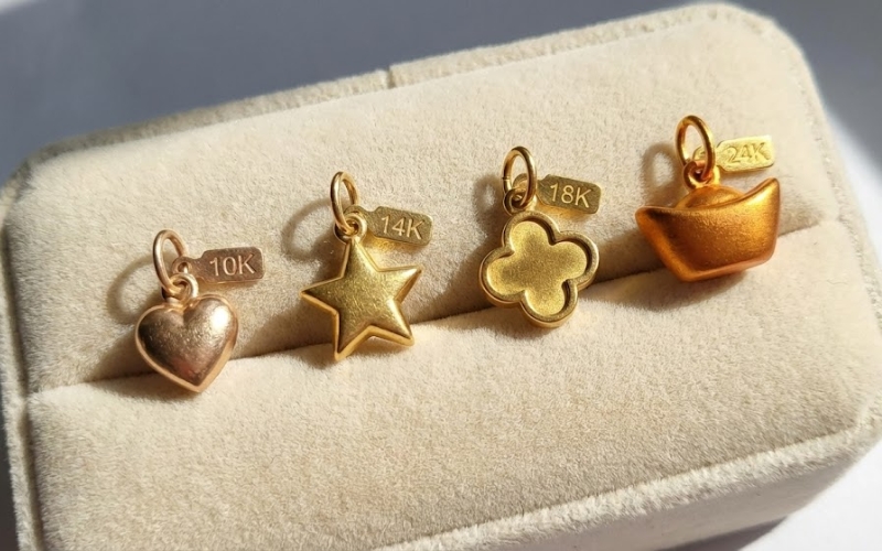 Màu sắc khác nhau của chất liệu vàng làm charm