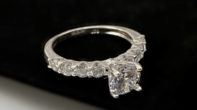 Chấu nhẫn là những chân kim loại nhỏ ở phần đầu nhẫn