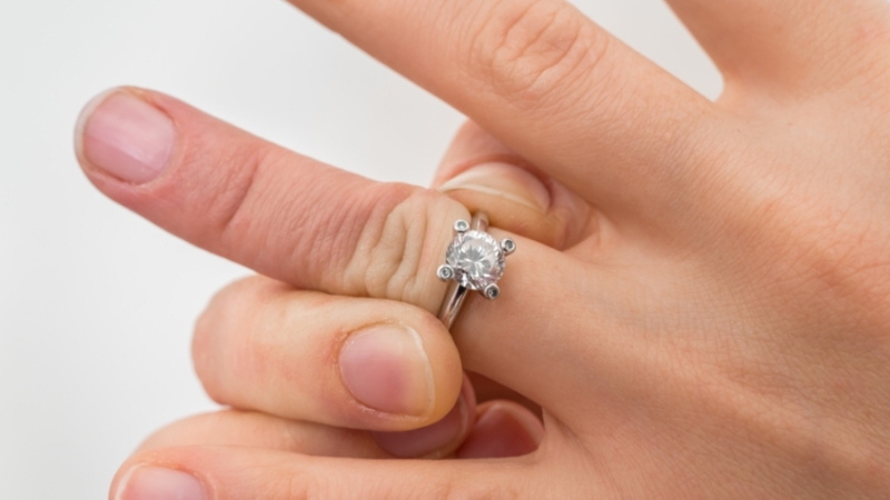 Khi tập gym hoặc làm việc nặng, bạn hãy tháo nhẫn đi