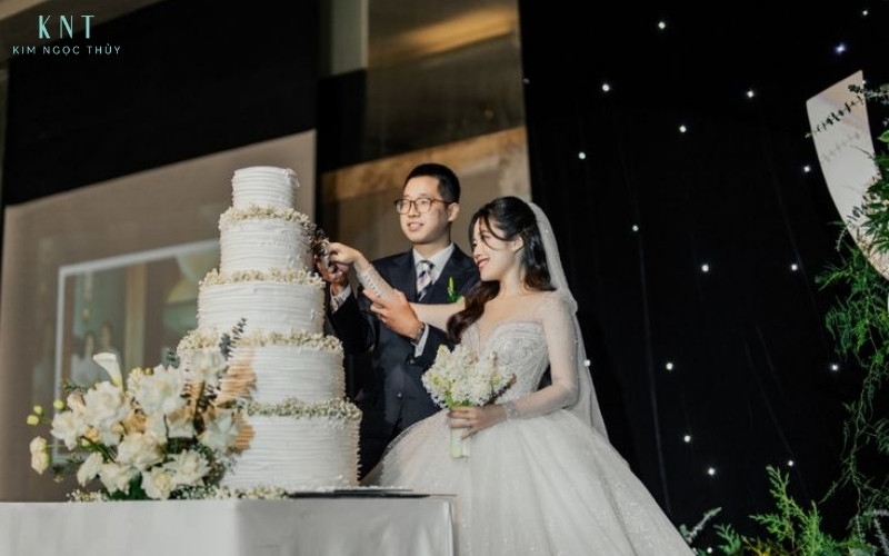 Tiệc cưới tại khách sạn tập trung vào không gian sang trọng và trải nghiệm trọn vẹn cho khách mời