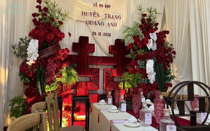 Không gian trang trí được phối hợp tinh tế giữa hoa, ánh sáng và chất liệu truyền thống