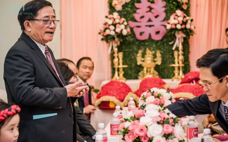 Chủ hôn giúp buổi lễ diễn ra suôn sẻ vừa hướng dẫn nghi thức, vừa thay mặt hai họ phát biểu