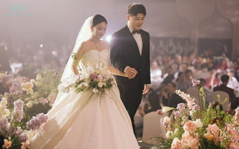 Tiệc cưới lớn với không gian sang trọng và đông đảo khách mời tạo nên khoảnh khắc ấn tượng