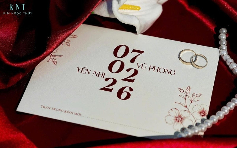 Thiệp cưới trang trọng là lời mời chính thức, đánh dấu giai đoạn hoàn tất chuẩn bị trước ngày trọng đại