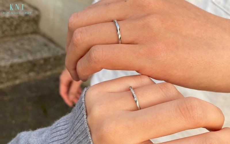 Khi tham gia các hoạt động xã hội hoặc thư giãn, bạn có thể thoải mái đeo nhẫn cưới