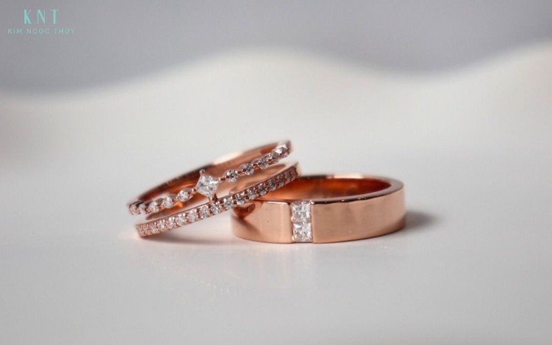 Nhẫn cưới vàng hồng với thiết kế đơn giản và đá đính tinh tế phù hợp để đeo hằng ngày