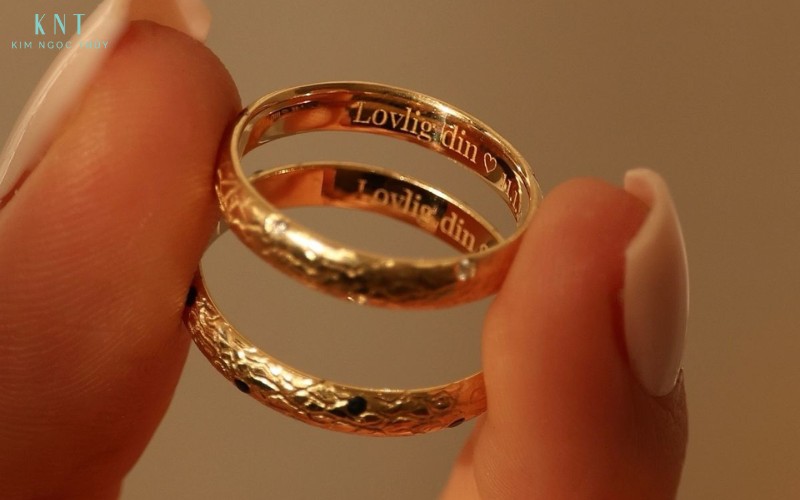 Cặp nhẫn cưới được khắc laser với công nghệ hiện đại giúp nét khắc rõ ràng