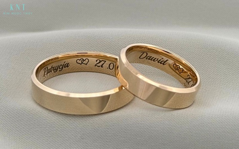 Trước khi khắc tên, bạn nên chốt size nhẫn, kiểm tra nội dung và kiểu chữ để đảm bảo chữ khắc bền đẹp và không cần chỉnh sửa về sau
