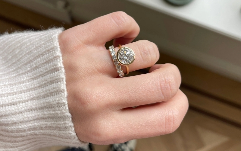 Nhẫn Bezel mang lại vẻ ngoài hiện đại, tối giản đồng thời bảo vệ viên đá một cách tối ưu