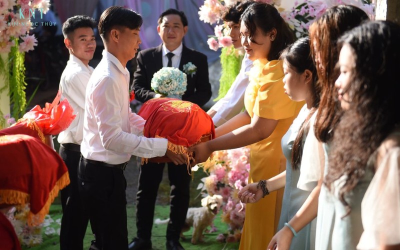 Nghi thức bưng quả trong đám hỏi thể hiện sự trang trọng và tấm lòng thành của nhà trai đối với nhà gái