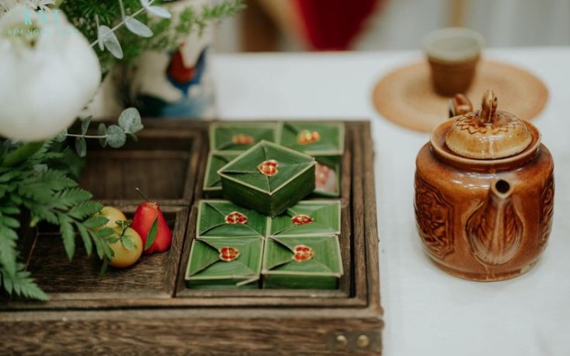 Mâm bánh phu thê và trà trong lễ ăn hỏi tượng trưng cho sự hòa hợp, thủy chung và lòng thành kính của nhà trai khi sang xin cưới