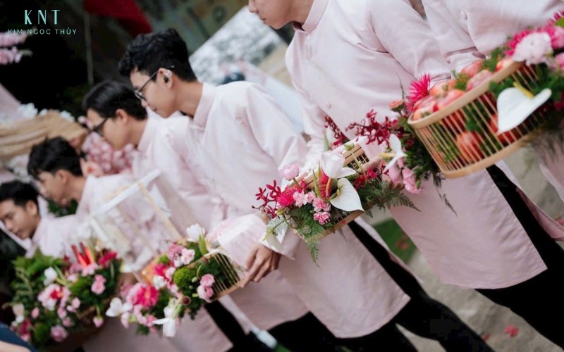 Đội bưng quả trong ngày cưới mang sính lễ sang nhà gái để xin dâu, mở đầu nghi thức rước cô dâu về nhà chồng