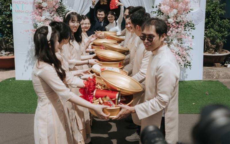 Nghi thức trao mâm quả giữa hai gia đình, đánh dấu thời điểm nhà trai chính thức mang sính lễ sang nhà gái trong lễ ăn hỏi