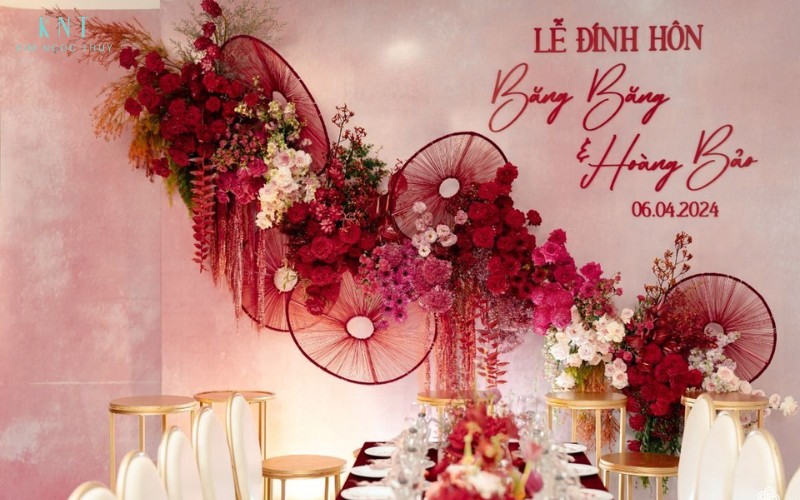 Không gian lễ đám hỏi được trang trí trang trọng theo nghi thức truyền thống