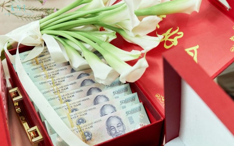 Hộp tiền nạp tài trong lễ ăn hỏi, khoản tiền do nhà trai chuẩn bị và trao cho nhà gái theo thỏa thuận hai bên
