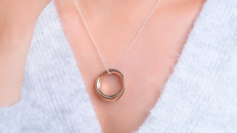 Những người làm việc trong môi trường dễ vướng mắc, va đập hoặc bị dị ứng kim loại cũng có thể đeo nhẫn ở cổ