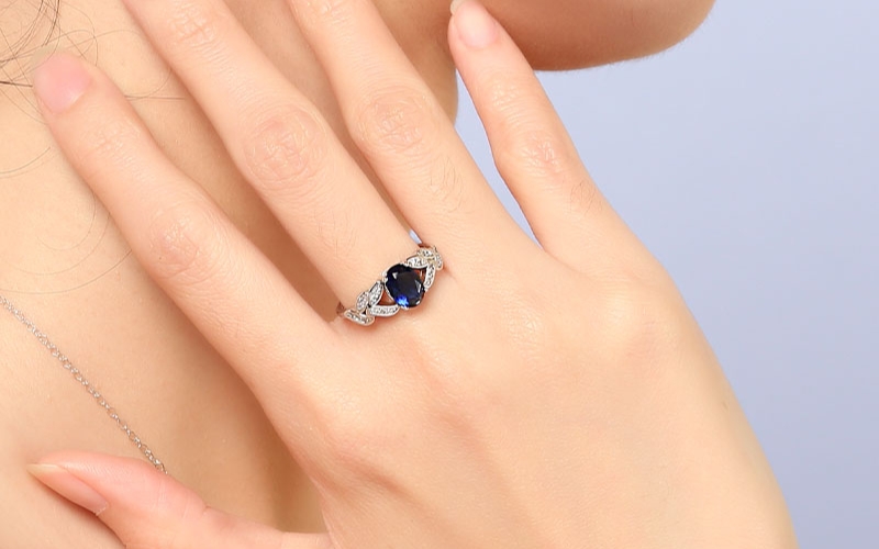 Ngón giữa là vị trí phù hợp để tạo điểm nhấn vì nằm gần trung tâm bàn ta