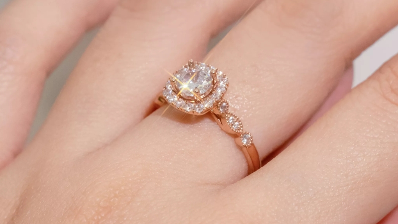 Việc đeo nhẫn ngón giữa tay trái lại được xem là một dấu hiệu linh hoạt hơn về tình trạng tình cảm