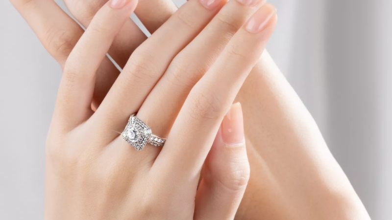 Đeo nhẫn ngón giữa cũng được xem là một cách thể hiện phong cách của riêng mỗi người