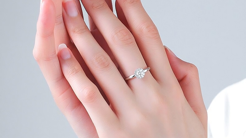 Người đeo nhẫn ở ngón giữa tay trái sẽ thiên về hướng tìm kiếm sự cân bằng trong tâm hồn