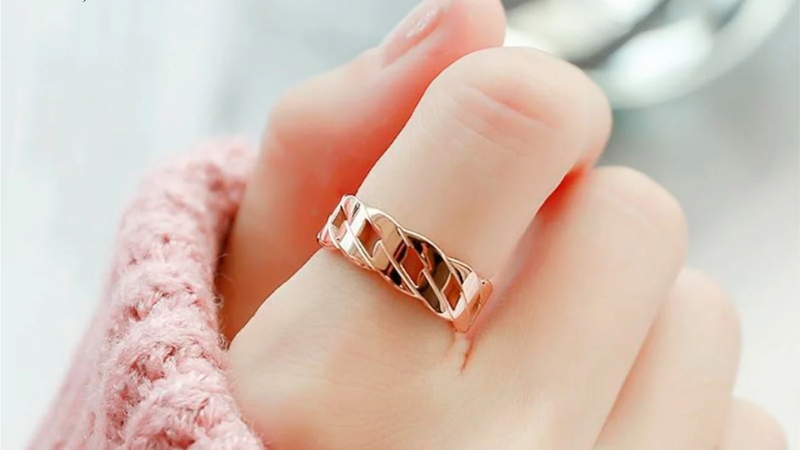 Việc đeo nhẫn ở ngón trỏ như tượng trưng cho việc thúc đẩy sự nghiệp và cơ hội